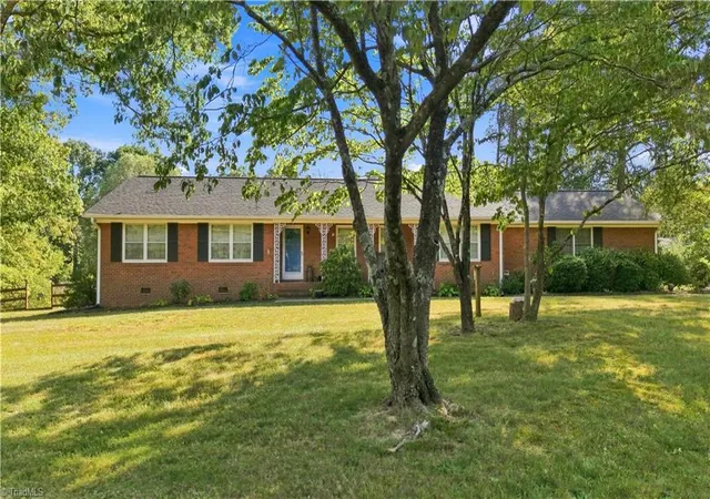 Photo 2 of Single family home for sale at 1011 Mountain St, Kernersville, NC 27284 | MLS# 1234887 | Listing updated on 2026-10-04