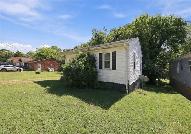 Photo 2 of Single family home for sale at 911 Taft St, Winston Salem, NC 27105 | MLS# 1237303 | Listing updated on 2026-10-26