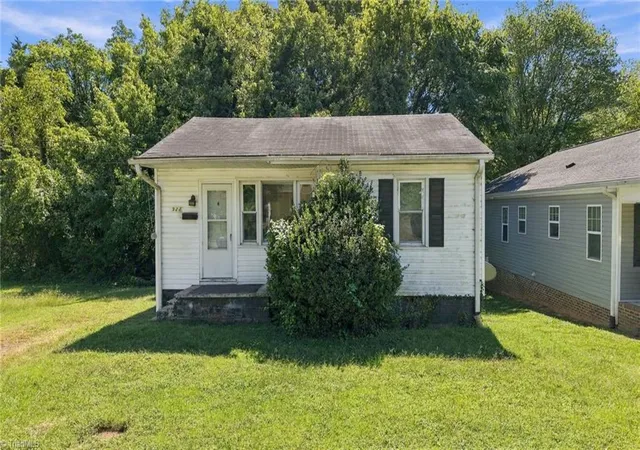 Photo 3 of Single family home for sale at 911 Taft St, Winston Salem, NC 27105 | MLS# 1237303 | Listing updated on 2026-10-26