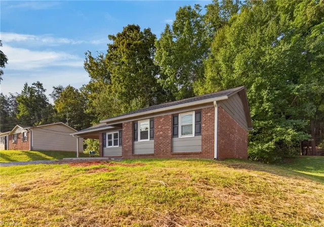 Photo 1 of Single family home for sale at 220 Mountview Dr, Mocksville, NC 27028 | MLS# 1236283 | Listing updated on 2026-10-03
