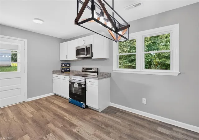 Photo 4 of Single family home for sale at 220 Mountview Dr, Mocksville, NC 27028 | MLS# 1236283 | Listing updated on 2026-10-03