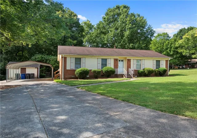 Photo 3 of Single family home for sale at 116 Cheltenham Dr, Winston Salem, NC 27103 | MLS# 1235620 | Listing updated on 2026-10-23
