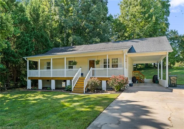 Photo 1 of Single family home for sale at 6 Oak Ridge Dr, Thomasville, NC 27360 | MLS# 1234206 | Listing updated on 2026-10-05