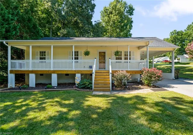Photo 2 of Single family home for sale at 6 Oak Ridge Dr, Thomasville, NC 27360 | MLS# 1234206 | Listing updated on 2026-10-05