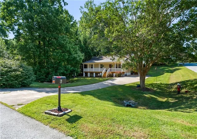 Photo 3 of Single family home for sale at 6 Oak Ridge Dr, Thomasville, NC 27360 | MLS# 1234206 | Listing updated on 2026-10-05