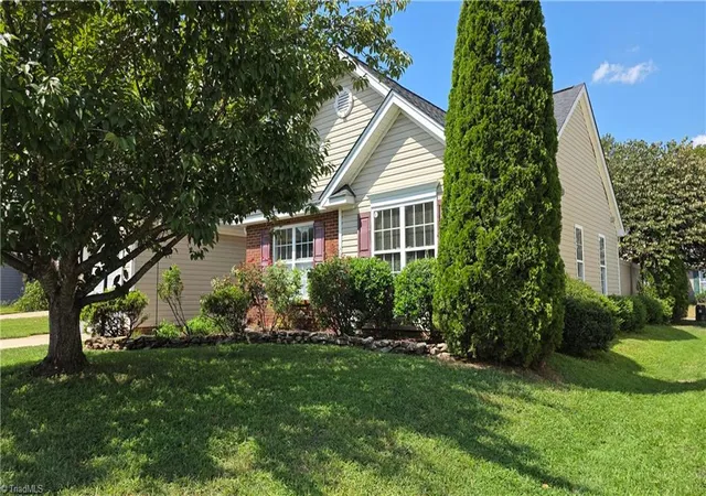 Photo 3 of Sale Pending at 4765 Summerlyn Pl Dr, Kernersville, NC 27284 | MLS# 1234565 | Listing updated on 2026-09-15