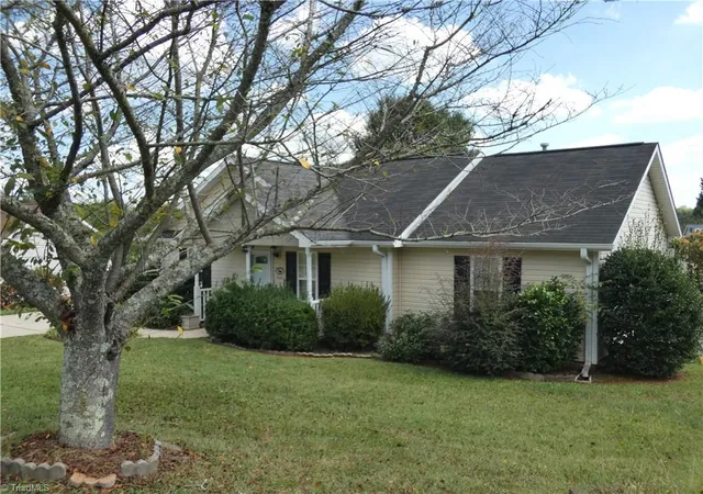 Photo 2 of Single family home for sale at 4221 Salem Landing Ct, Winston Salem, NC 27101 | MLS# 1235665 | Listing updated on 2026-09-25