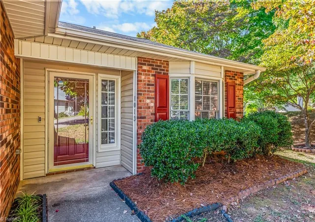 Photo 2 of Single family home for sale at 1013 Heatherstone Ct, Winston Salem, NC 27104 | MLS# 1238844 | Listing updated on 2026-10-18
