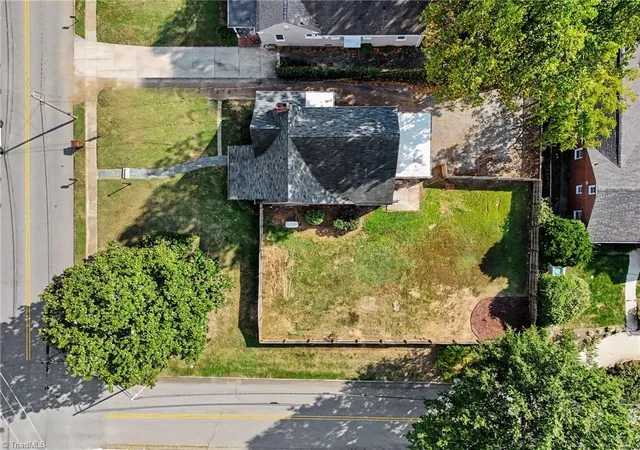 Photo 3 of Single family home for sale at 923 N Rotary Dr, High Point, NC 27262 | MLS# 1233995 | Listing updated on 2026-10-04