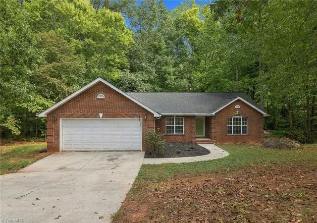 Photo 2 of Single family home for sale at 3122 Creekridge Dr, Asheboro, NC 27205 | MLS# 1236098 | Listing updated on 2026-09-24