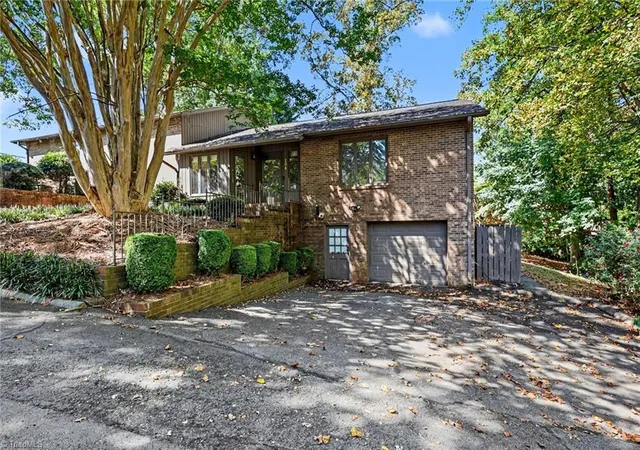 Photo 2 of Single family home for sale at 204 Ridgelea Ct, Winston Salem, NC 27104 | MLS# 1235403 | Listing updated on 2026-10-07