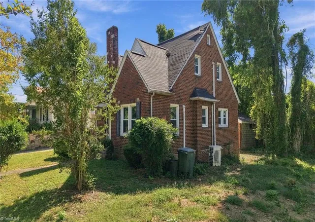 Photo 3 of Sale Pending at 422 W 25th Street, Winston Salem, NC 27105 | MLS# 1237990 | Listing updated on 2026-10-17