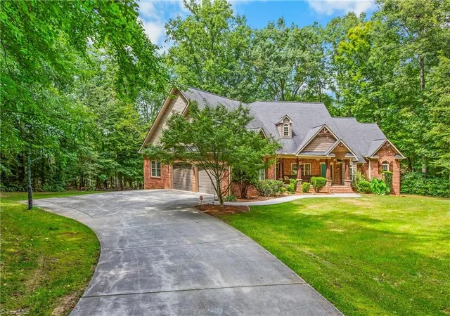 Photo 2 of Single family home for sale at 1215 Netterillo Dr, Winston Salem, NC 27103 | MLS# 1233586 | Listing updated on 2026-09-17