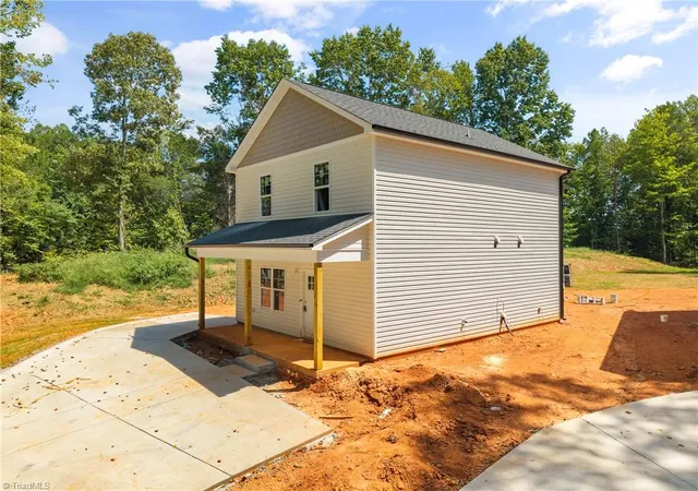 Photo 3 of Sale Pending at 107 Barlow Cir, Winston Salem, NC 27105 | MLS# 1234538 | Listing updated on 2026-09-10