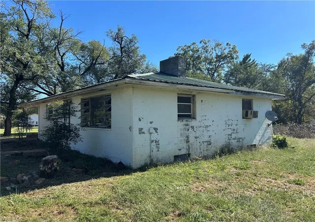 Photo 3 of Sale Pending at 452 Old Pipers Gap Rd, Lambsburg, VA 24351 | MLS# 1238110 | Listing updated on 2026-10-17