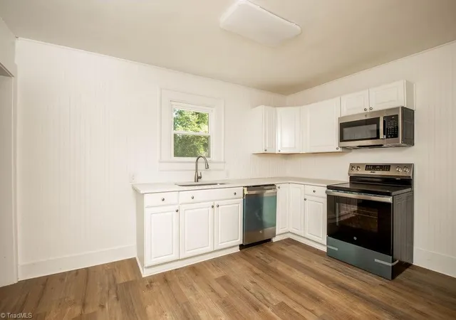 Photo 3 of Single family home for sale at 208 Underhill St, High Point, NC 27260 | MLS# 1235133 | Listing updated on 2026-09-15