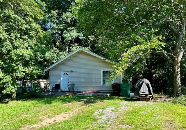 Single family home for sale at 207 Crestwood Cir, High Point, NC 27260 | MLS# 1234624