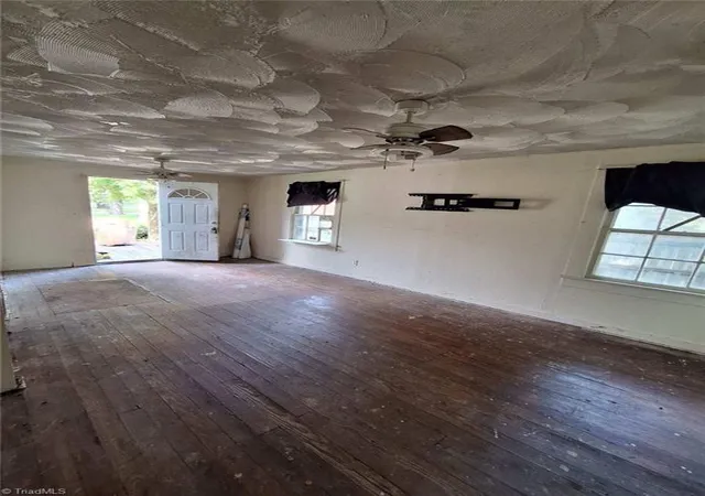Photo 3 of Single family home for sale at 207 Crestwood Cir, High Point, NC 27260 | MLS# 1234624 | Listing updated on 2026-09-06