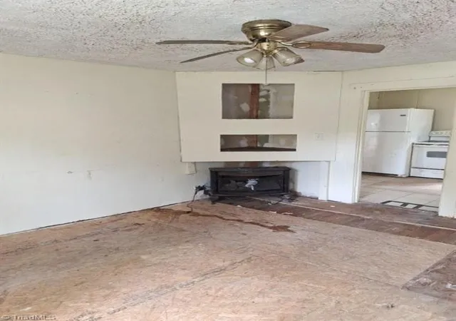 Photo 3 of Single family home for sale at 207 Crestwood Cir, High Point, NC 27260 | MLS# 1234624 | Listing updated on 2026-09-06