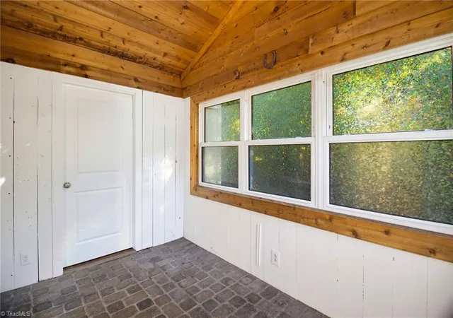 Photo 4 of Single family home for sale at 2536 Fernwood Dr, Greensboro, NC 27408 | MLS# 1239854 | Listing updated on 2026-10-27