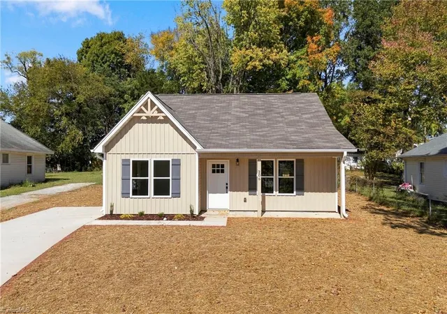 Photo 1 of Single family home for sale at 206 Ridgecrest St, Thomasville, NC 27360 | MLS# 1238813 | Listing updated on 2026-10-27