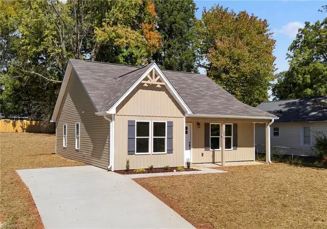 Photo 2 of Single family home for sale at 206 Ridgecrest St, Thomasville, NC 27360 | MLS# 1238813 | Listing updated on 2026-10-27