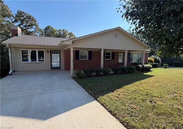 Photo 3 of Single family home for sale at 1516 W Fairfield Dr, Mount Airy, NC 27030 | MLS# 1235927 | Listing updated on 2026-10-02
