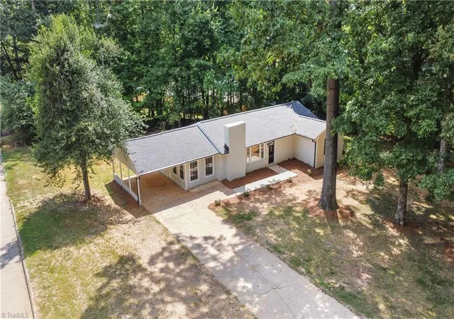 Photo 2 of Single family home for sale at 822 Birch Ln, Kernersville, NC 27284 | MLS# 1235384 | Listing updated on 2026-09-13