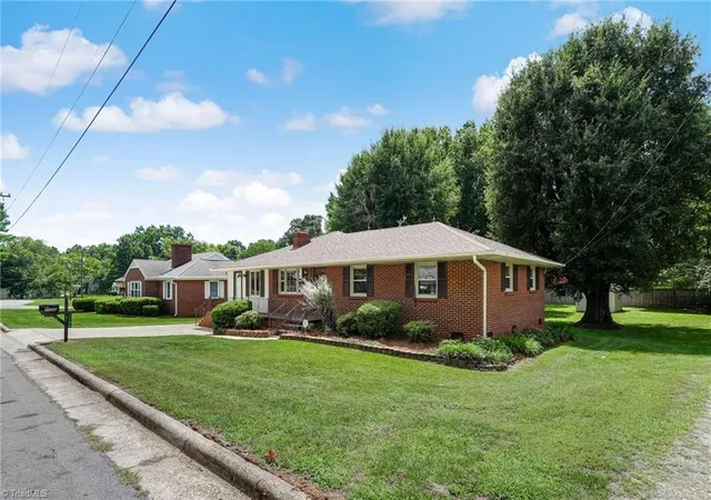 Photo 4 of Single family home for sale at 1106 Walnut St, Reidsville, NC 27320 | MLS# 1234637 | Listing updated on 2026-09-15