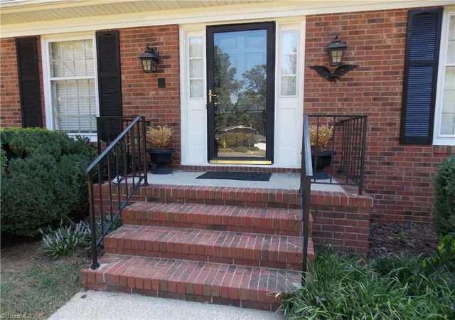 Photo 1 of Single family home for sale at 4915 Warfield Dr, Greensboro, NC 27406 | MLS# 1234150 | Listing updated on 2026-09-01