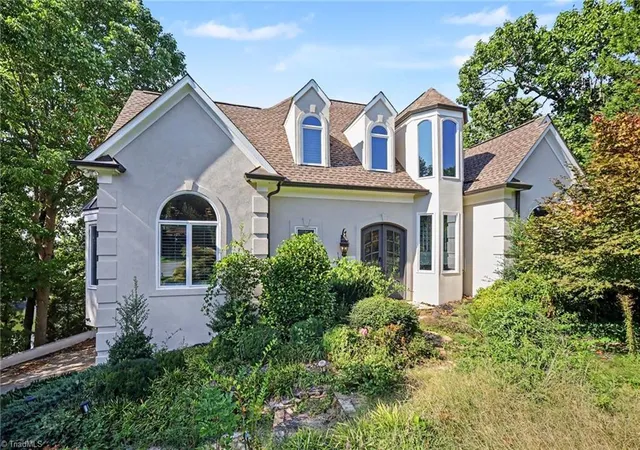 Photo 2 of Sale Pending at 16101 Whitesail Dr, Charlotte, NC 28278 | MLS# 1235867 | Listing updated on 2026-09-23
