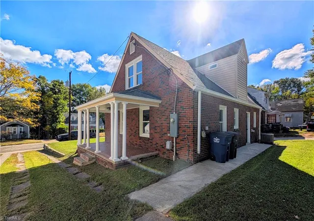 Photo 3 of Single family home for sale at 2524 Druid Hills Dr, Winston Salem, NC 27105 | MLS# 1240132 | Listing updated on 2026-10-25