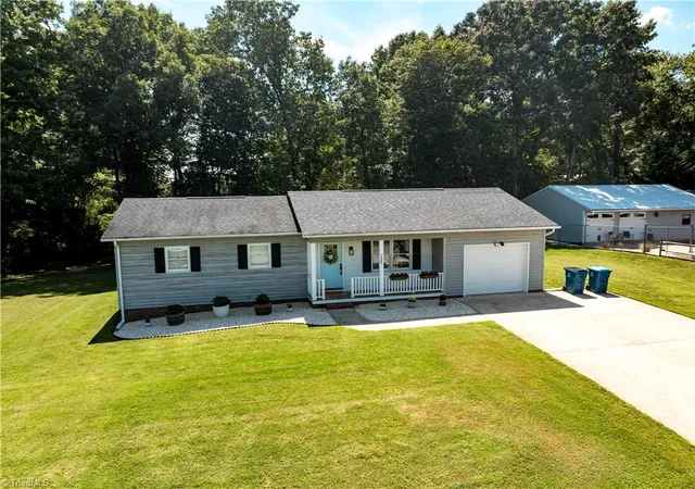 Photo 2 of Single family home for sale at 725 Beech St, Yadkinville, NC 27055 | MLS# 1235092 | Listing updated on 2026-09-13