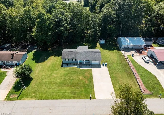 Photo 3 of Single family home for sale at 725 Beech St, Yadkinville, NC 27055 | MLS# 1235092 | Listing updated on 2026-09-13
