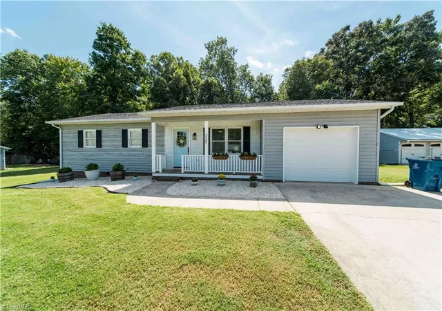 Photo 4 of Single family home for sale at 725 Beech St, Yadkinville, NC 27055 | MLS# 1235092 | Listing updated on 2026-09-13