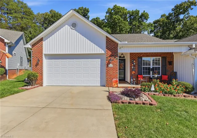 Photo 1 of Single family home for sale at 425 Peace Rollins Ct, Kernersville, NC 27284 | MLS# 1239413 | Listing updated on 2026-10-25