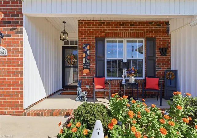 Photo 3 of Single family home for sale at 425 Peace Rollins Ct, Kernersville, NC 27284 | MLS# 1239413 | Listing updated on 2026-10-25