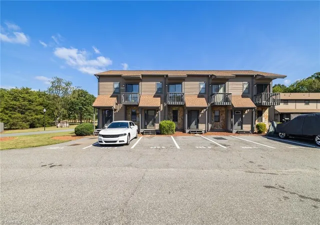 Photo 3 of Single family home for sale at 340 Vista Cir, Winston Salem, NC 27106 | MLS# 1235957 | Listing updated on 2026-09-17