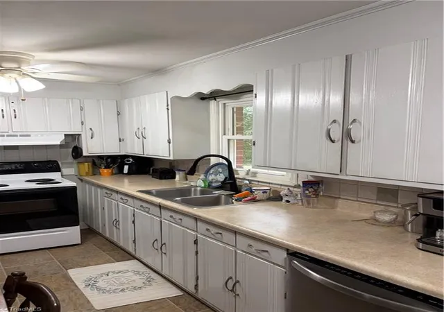 Photo 3 of Single family home for sale at 226 Hill Dr, Lexington, NC 27295 | MLS# 1233991 | Listing updated on 2026-09-11
