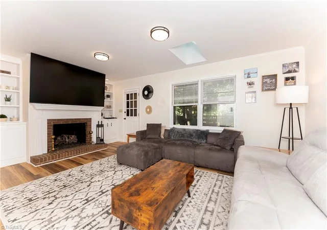 Photo 4 of Single family home for sale at 4320 Woodbourne Dr, Clemmons, NC 27012 | MLS# 1236240 | Listing updated on 2026-09-21