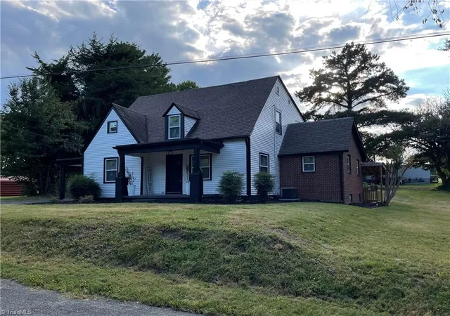 Photo 3 of Single family home for sale at 130 Greenway Dr, Mount Airy, NC 27030 | MLS# 1235195 | Listing updated on 2026-09-12