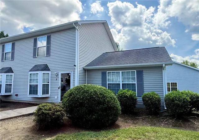 Photo 1 of Single family home for sale at 7 Portside Ct, Greensboro, NC 27406 | MLS# 1235292 | Listing updated on 2026-09-14