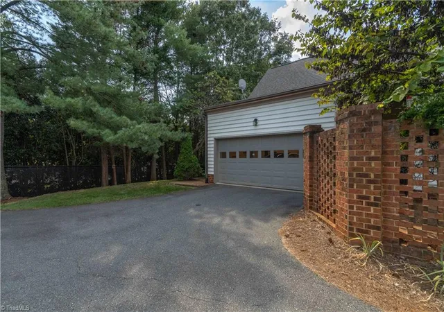 Photo 4 of Single family home for sale at 185 Westhaven Cir, Winston Salem, NC 27104 | MLS# 1234445 | Listing updated on 2026-09-13
