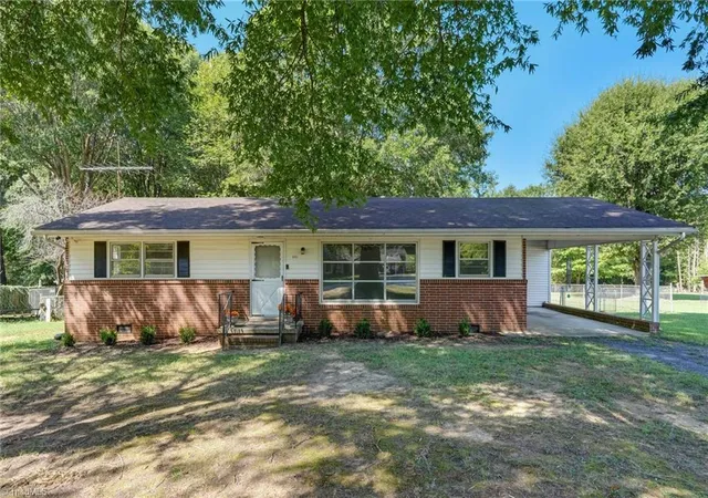 Photo 3 of Single family home for sale at 801 Grand Oaks Dr, Eden, NC 27288 | MLS# 1234287 | Listing updated on 2026-09-07