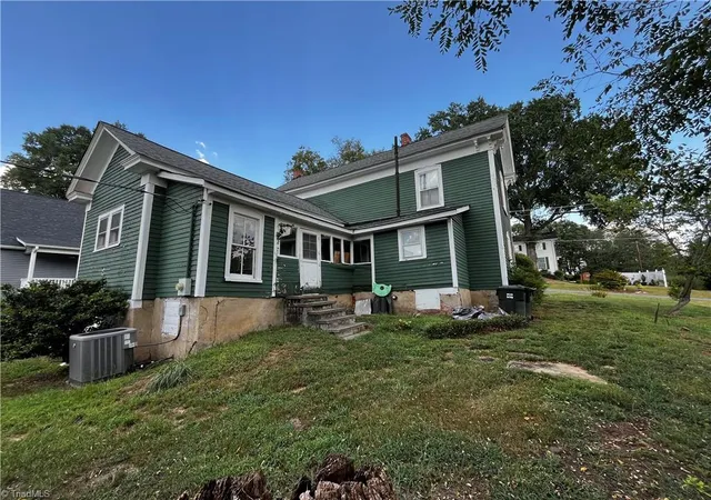 Photo 3 of Single family home for sale at 207 Summit St, Walnut Cove, NC 27052 | MLS# 1234630 | Listing updated on 2026-09-18