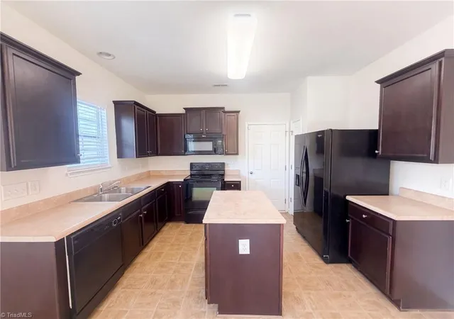 Photo 2 of Single family home for sale at 2722 Quail Oaks Dr, Greensboro, NC 27405 | MLS# 1235242 | Listing updated on 2026-09-16