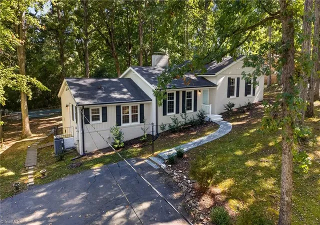 Photo 2 of Single family home for sale at 811 Shannon Rd, Asheboro, NC 27203 | MLS# 1239799 | Listing updated on 2026-10-27