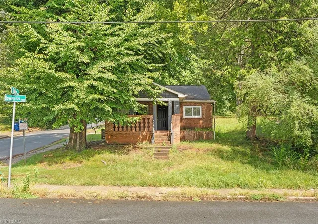 Photo 3 of Single family home for sale at 2001 Bowen Blvd, Winston Salem, NC 27105 | MLS# 1234220 | Listing updated on 2026-09-02