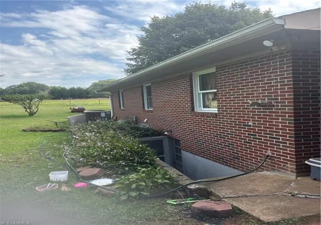 Photo 3 of Single family home for sale at 506 Barker Rd, Elkin, NC 28621 | MLS# 1235370 | Listing updated on 2026-10-08
