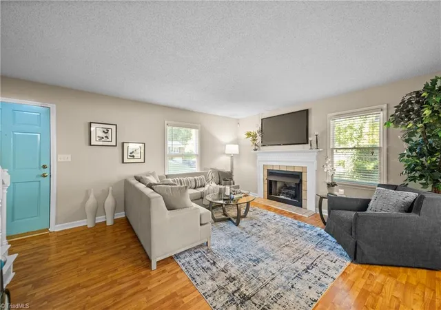 Photo 4 of Sale Pending at 2737 Lyndhurst Ave, Winston Salem, NC 27103 | MLS# 1238940 | Listing updated on 2026-10-18